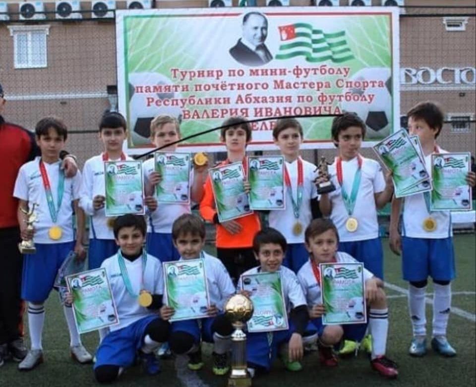 Победители футбольного турнира памяти Валерия Делба в Абхазии отмечены наградами от «Сан-Сан»